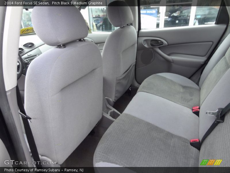 Pitch Black / Medium Graphite 2004 Ford Focus SE Sedan