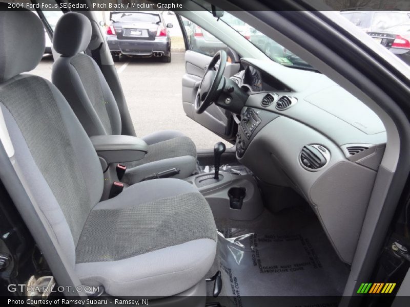 Pitch Black / Medium Graphite 2004 Ford Focus SE Sedan