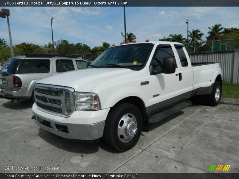 Front 3/4 View of 2006 F350 Super Duty XLT SuperCab Dually