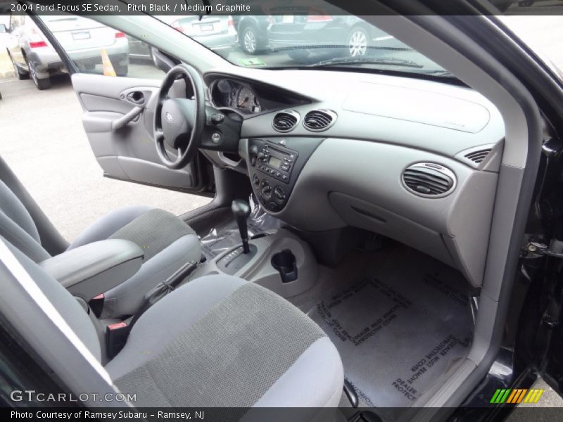 Pitch Black / Medium Graphite 2004 Ford Focus SE Sedan