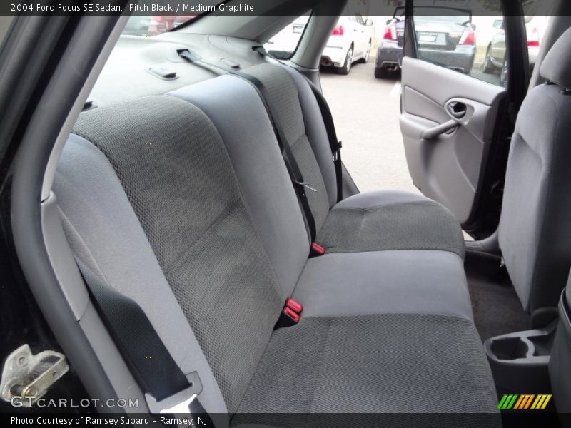 Pitch Black / Medium Graphite 2004 Ford Focus SE Sedan