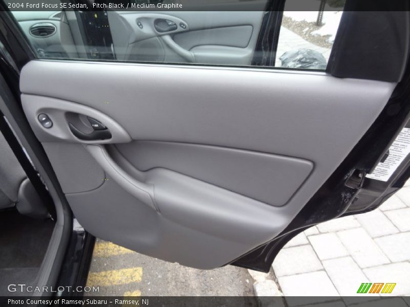 Pitch Black / Medium Graphite 2004 Ford Focus SE Sedan
