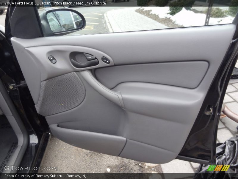 Pitch Black / Medium Graphite 2004 Ford Focus SE Sedan
