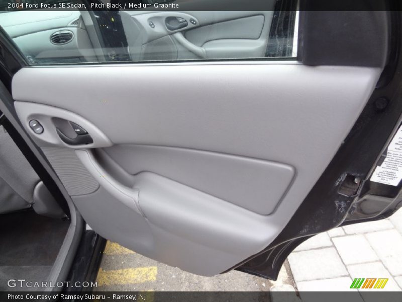 Pitch Black / Medium Graphite 2004 Ford Focus SE Sedan