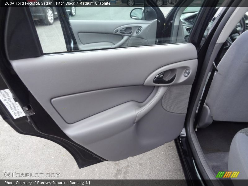 Pitch Black / Medium Graphite 2004 Ford Focus SE Sedan