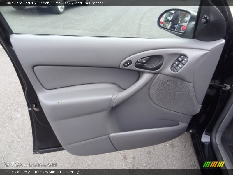 Pitch Black / Medium Graphite 2004 Ford Focus SE Sedan