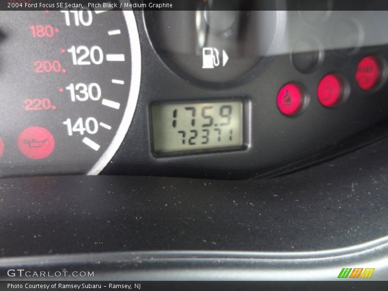 Pitch Black / Medium Graphite 2004 Ford Focus SE Sedan