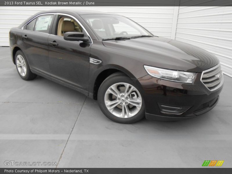 Front 3/4 View of 2013 Taurus SEL