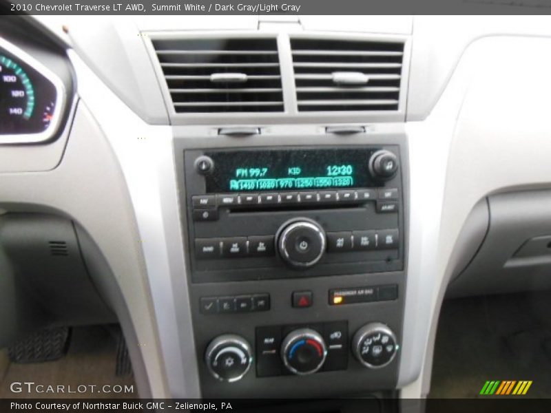 Summit White / Dark Gray/Light Gray 2010 Chevrolet Traverse LT AWD