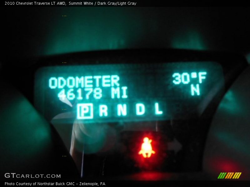 Summit White / Dark Gray/Light Gray 2010 Chevrolet Traverse LT AWD