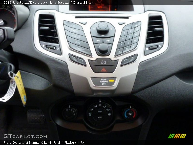 Lime Squeeze / Charcoal Black 2013 Ford Fiesta SE Hatchback