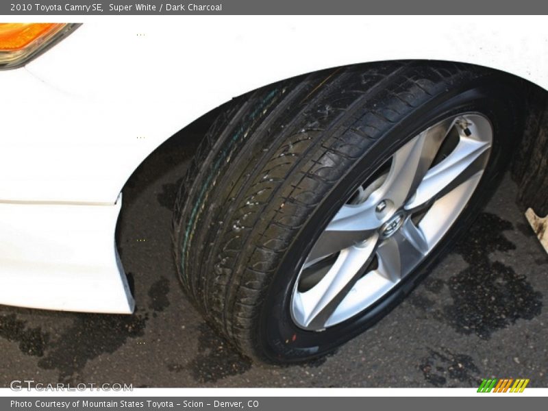 Super White / Dark Charcoal 2010 Toyota Camry SE