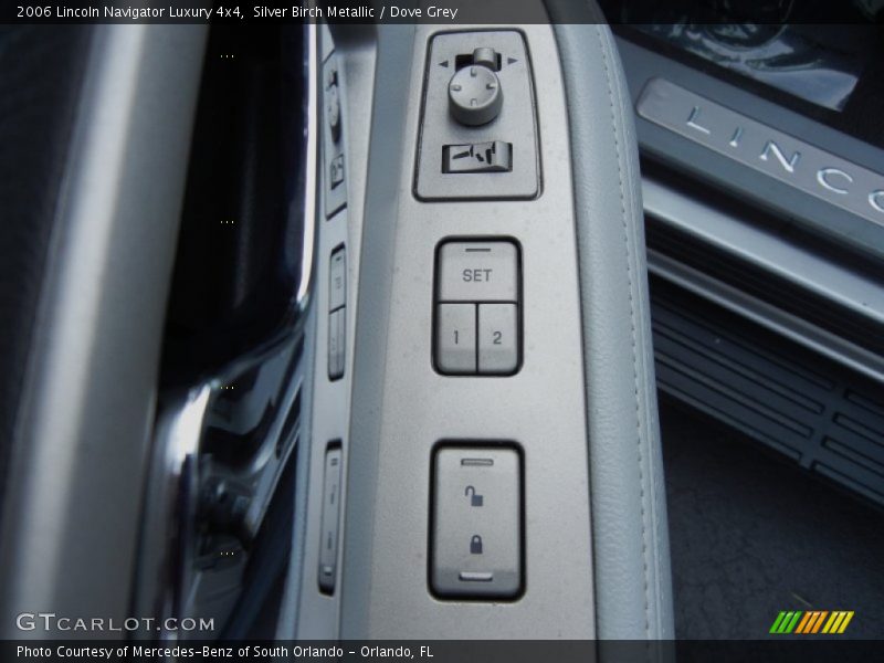 Controls of 2006 Navigator Luxury 4x4