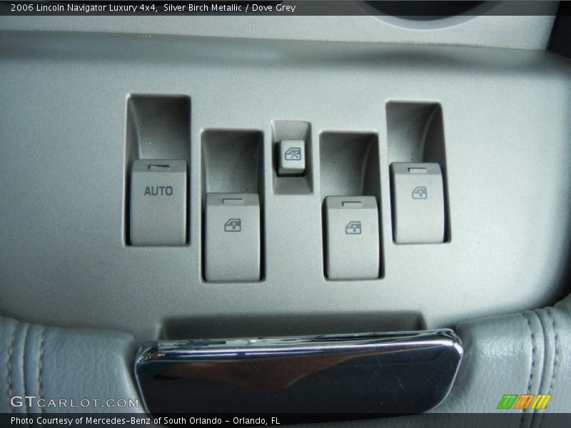 Controls of 2006 Navigator Luxury 4x4