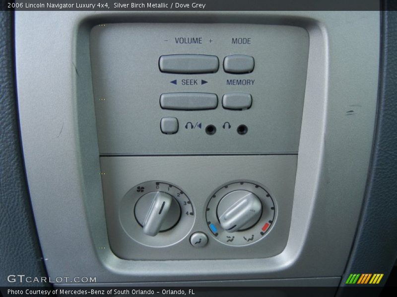 Controls of 2006 Navigator Luxury 4x4