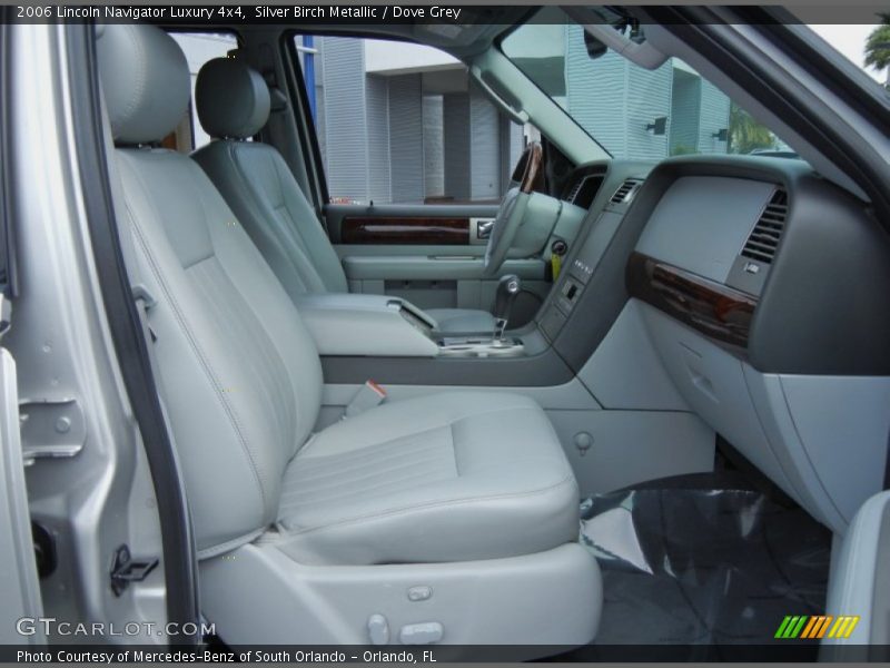 Front Seat of 2006 Navigator Luxury 4x4