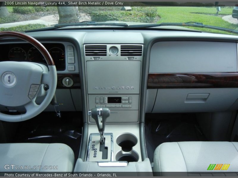 Dashboard of 2006 Navigator Luxury 4x4