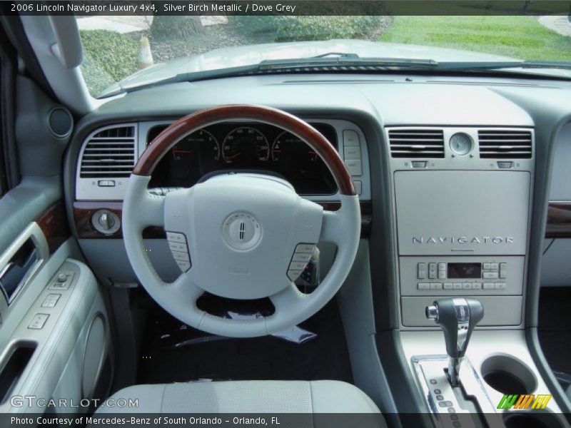 Dashboard of 2006 Navigator Luxury 4x4