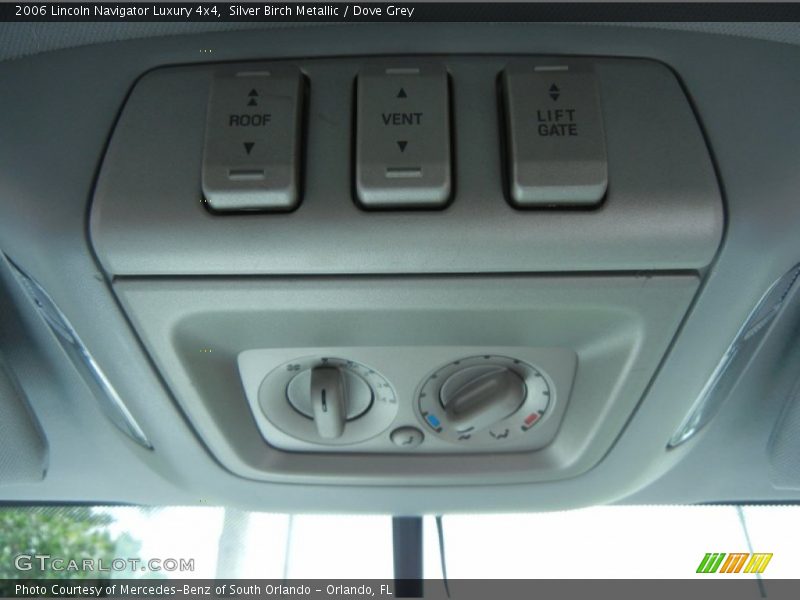 Controls of 2006 Navigator Luxury 4x4