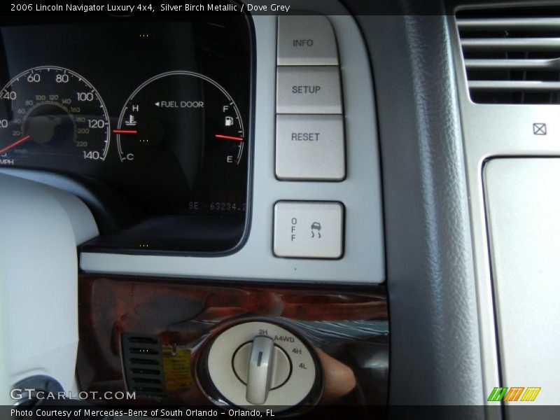 Controls of 2006 Navigator Luxury 4x4
