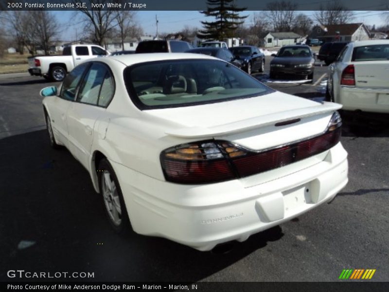 Ivory White / Taupe 2002 Pontiac Bonneville SLE