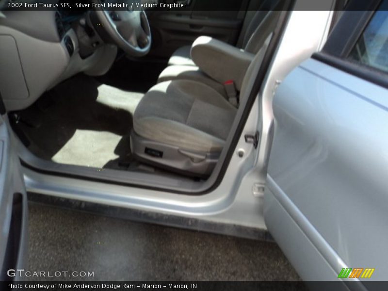 Silver Frost Metallic / Medium Graphite 2002 Ford Taurus SES