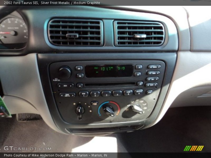 Silver Frost Metallic / Medium Graphite 2002 Ford Taurus SES