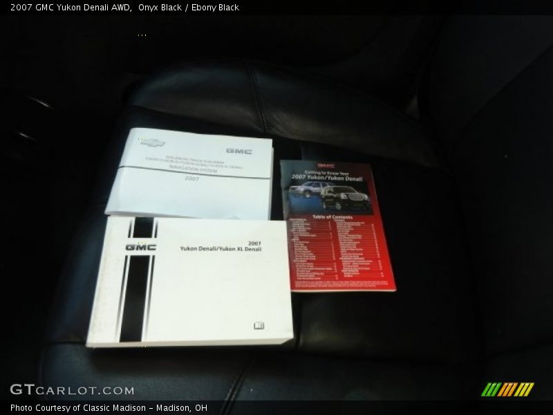 Onyx Black / Ebony Black 2007 GMC Yukon Denali AWD