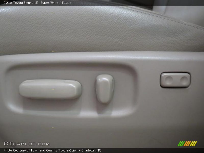 Super White / Taupe 2010 Toyota Sienna LE