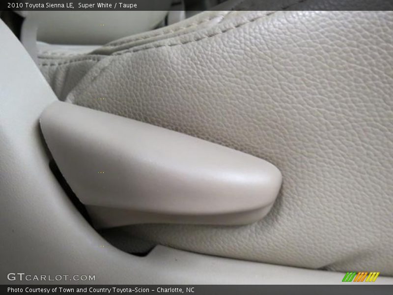Super White / Taupe 2010 Toyota Sienna LE