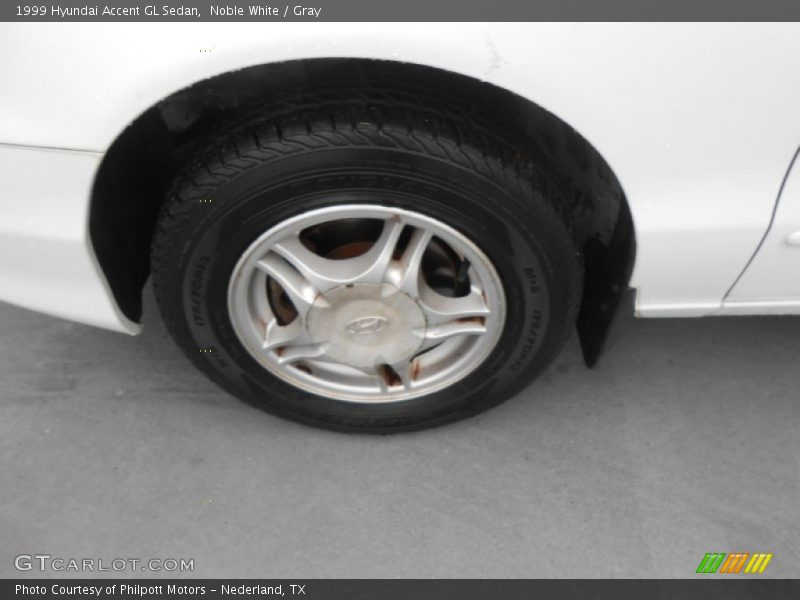 Noble White / Gray 1999 Hyundai Accent GL Sedan