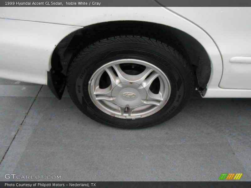 Noble White / Gray 1999 Hyundai Accent GL Sedan