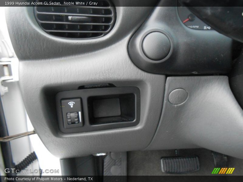 Noble White / Gray 1999 Hyundai Accent GL Sedan