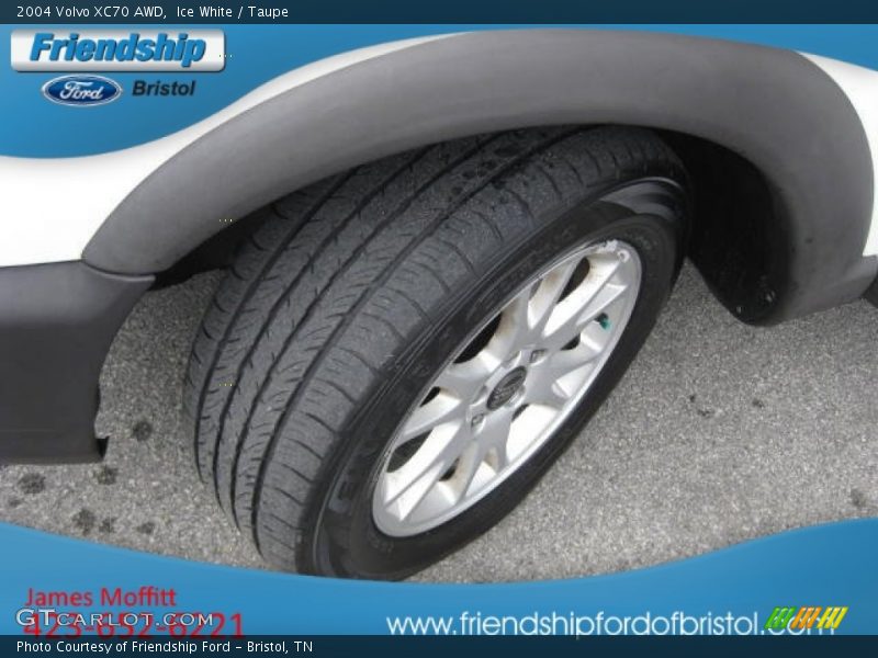 Ice White / Taupe 2004 Volvo XC70 AWD