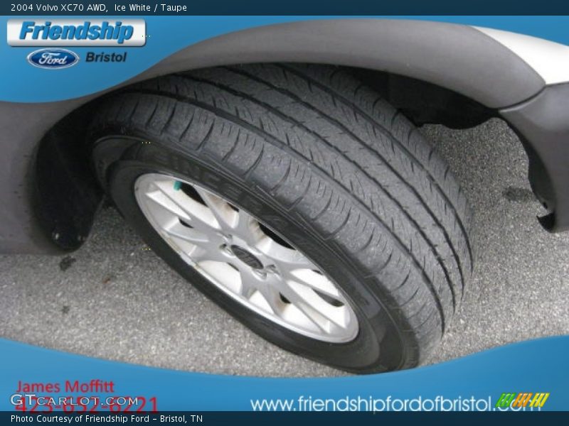 Ice White / Taupe 2004 Volvo XC70 AWD