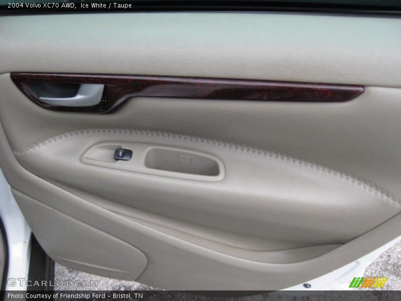 Ice White / Taupe 2004 Volvo XC70 AWD