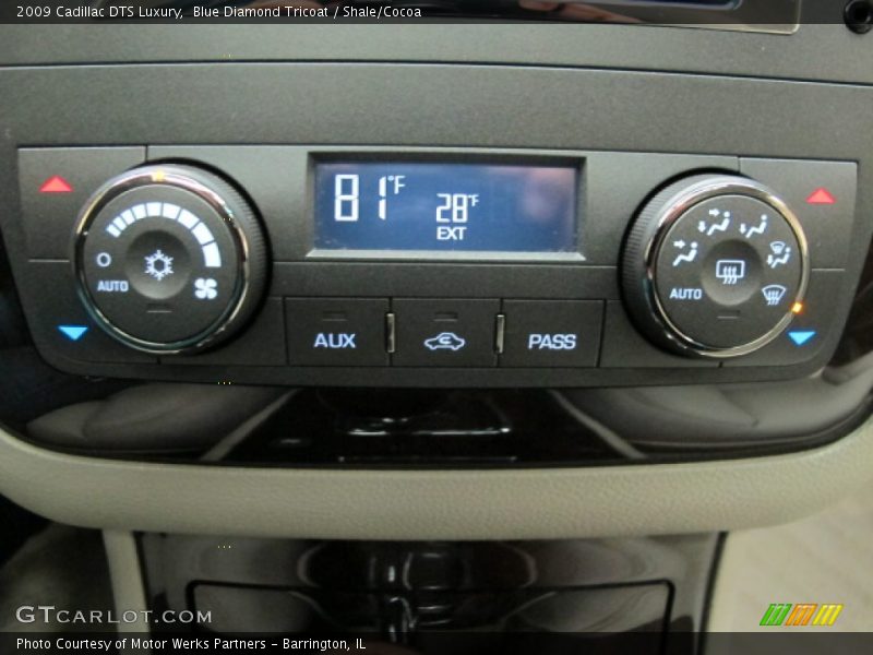 Controls of 2009 DTS Luxury
