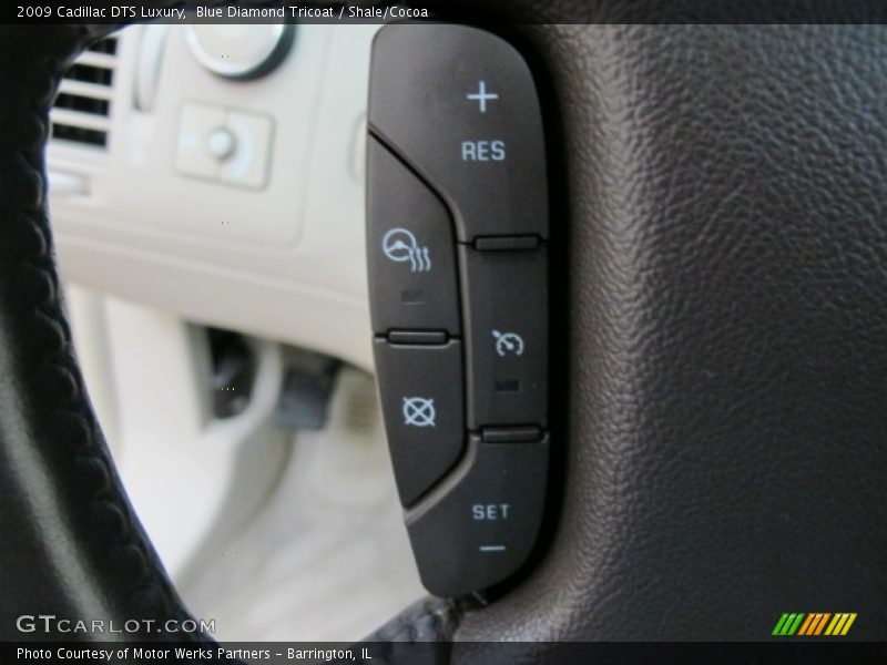 Controls of 2009 DTS Luxury