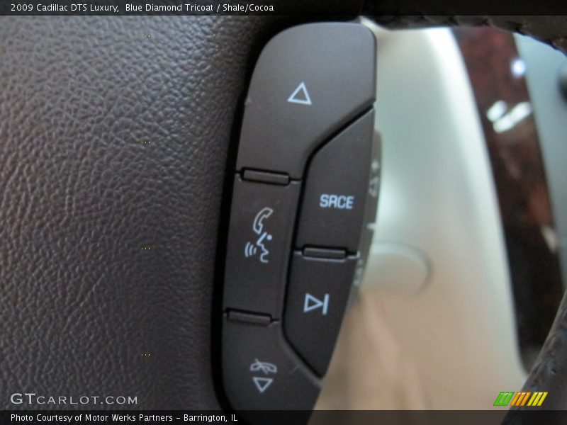 Controls of 2009 DTS Luxury