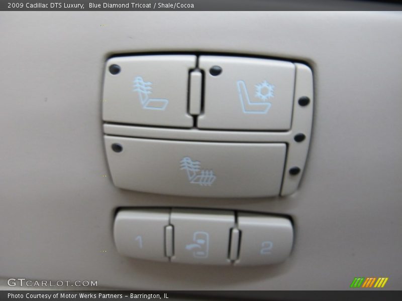 Controls of 2009 DTS Luxury