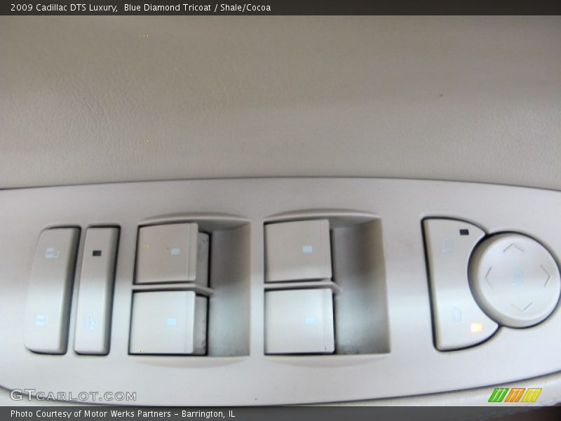 Controls of 2009 DTS Luxury