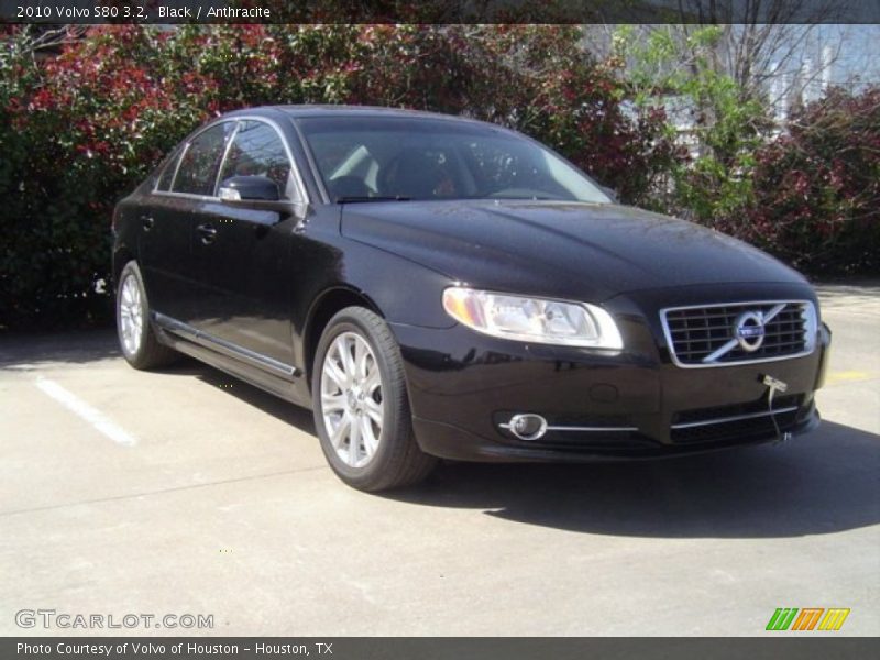 Front 3/4 View of 2010 S80 3.2