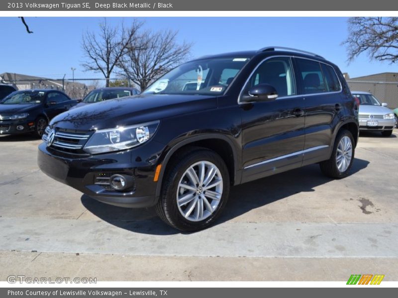 Front 3/4 View of 2013 Tiguan SE