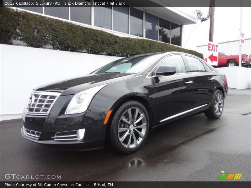 Front 3/4 View of 2013 XTS Luxury FWD