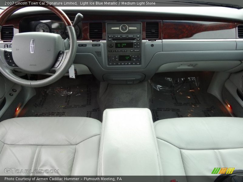 Dashboard of 2007 Town Car Signature Limited