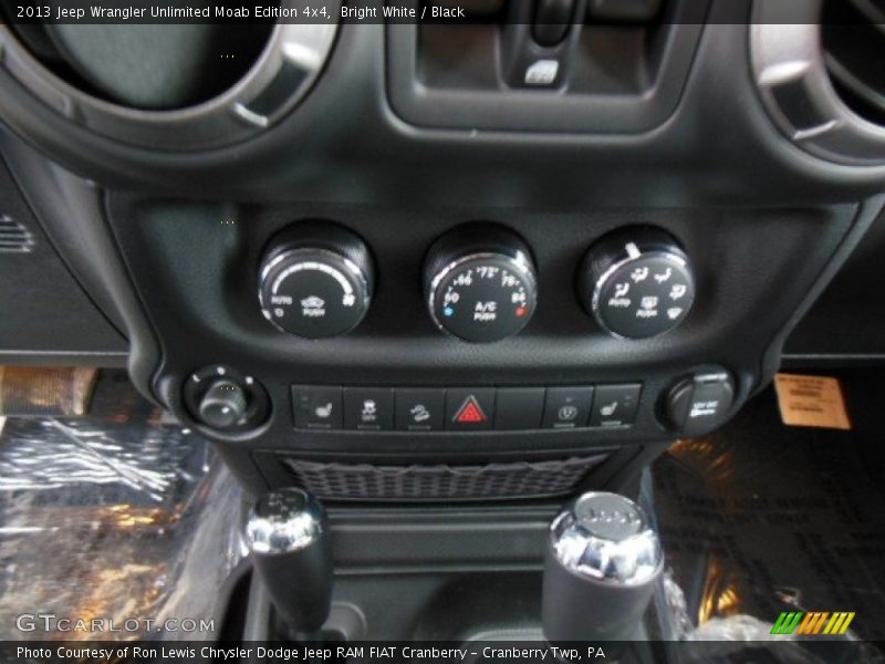 Bright White / Black 2013 Jeep Wrangler Unlimited Moab Edition 4x4