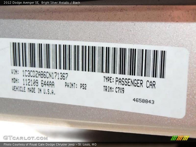 Bright Silver Metallic / Black 2012 Dodge Avenger SE