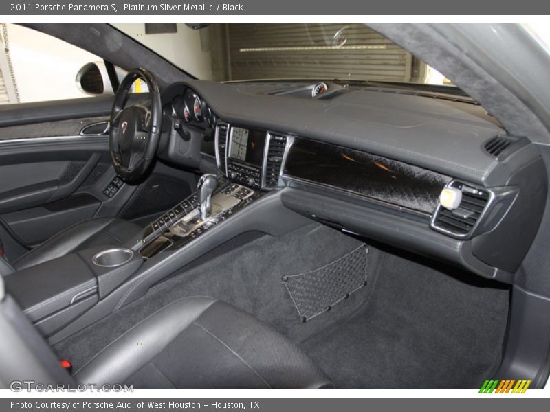 Dashboard of 2011 Panamera S