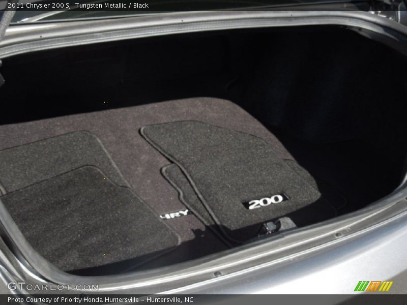  2011 200 S Trunk