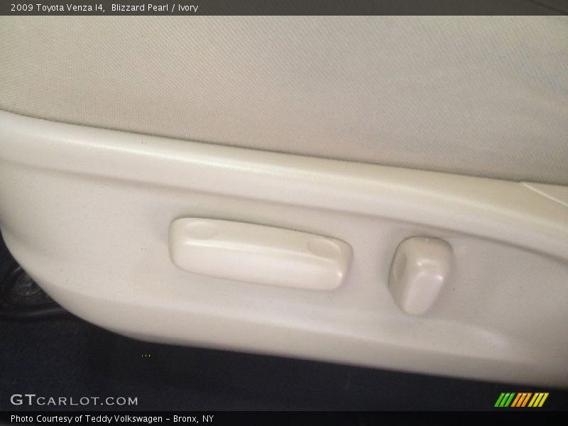 Blizzard Pearl / Ivory 2009 Toyota Venza I4